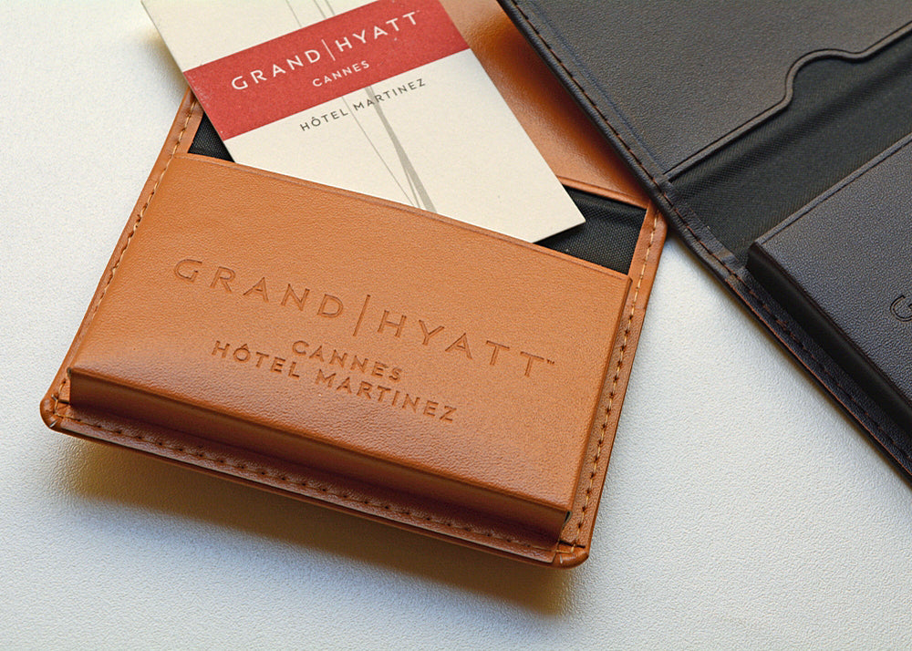 Porte carte en cuir ou simili personnalisé.