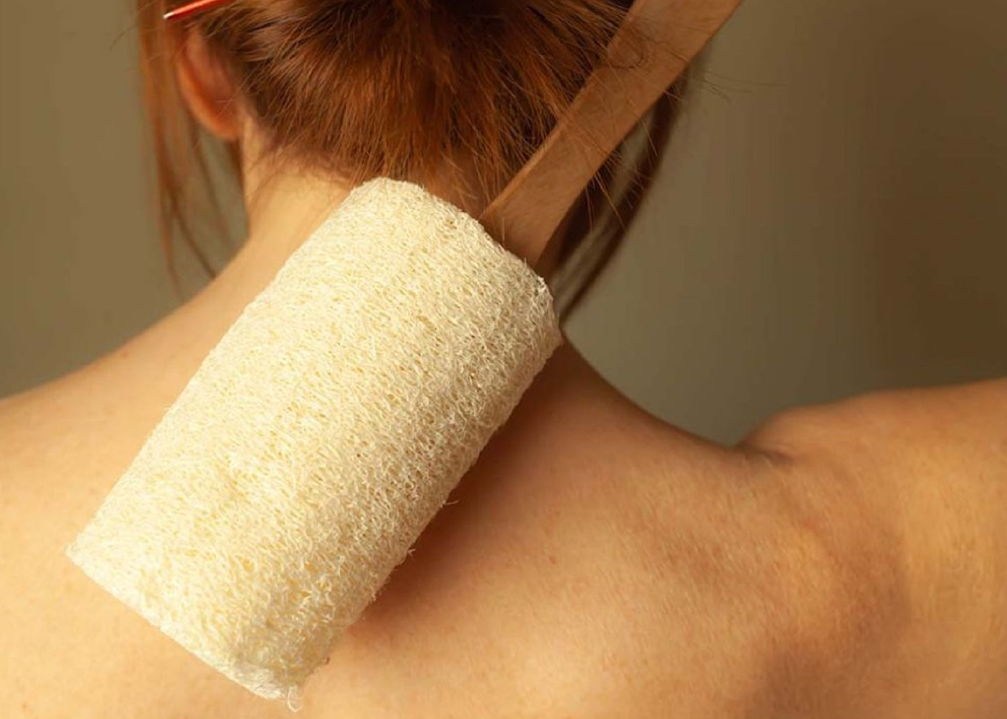 Eponge exfoliante à manche personnalisé